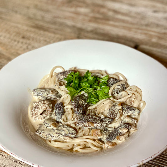 Nem vegansk spaghetti med morkler og flødesauce