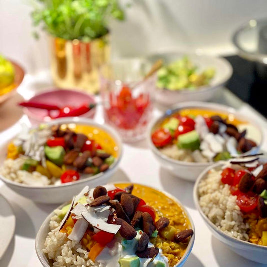 Enkel, vegansk dahl med toppings